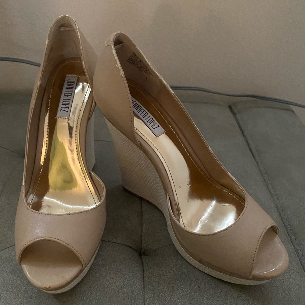 Jennifer Lopez tan wedges